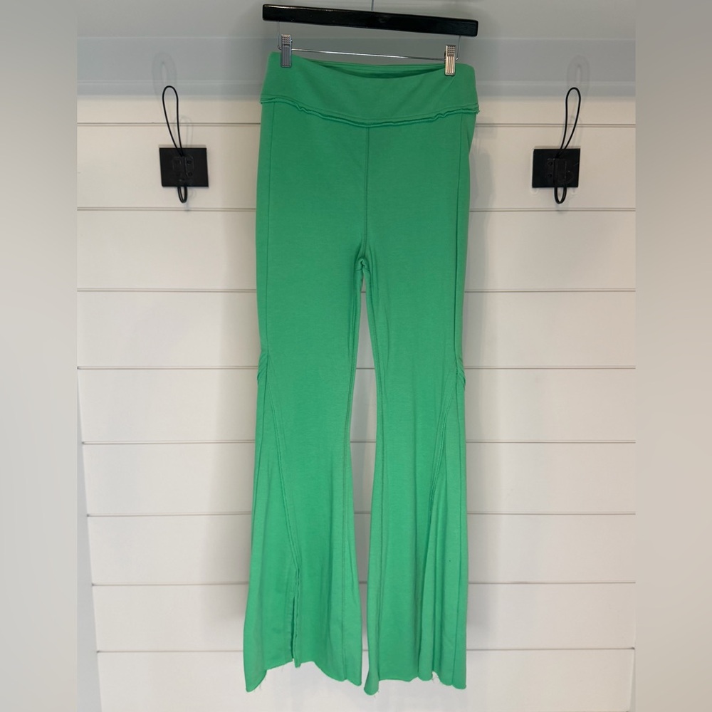 ILLA ILLA Kelly Green flare pants (M) NWT